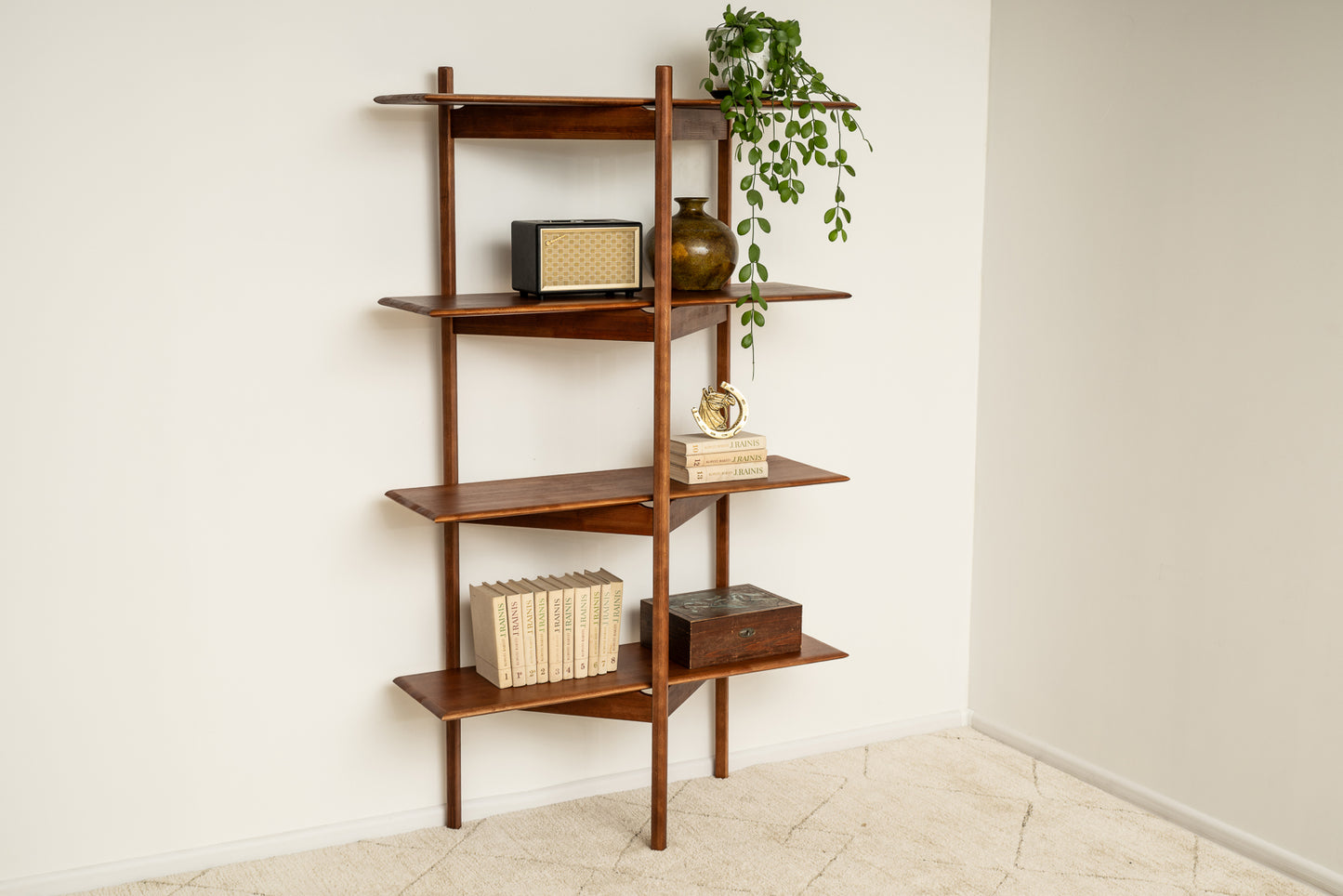 Bücherregal im Mid-Century-Modern-Stil